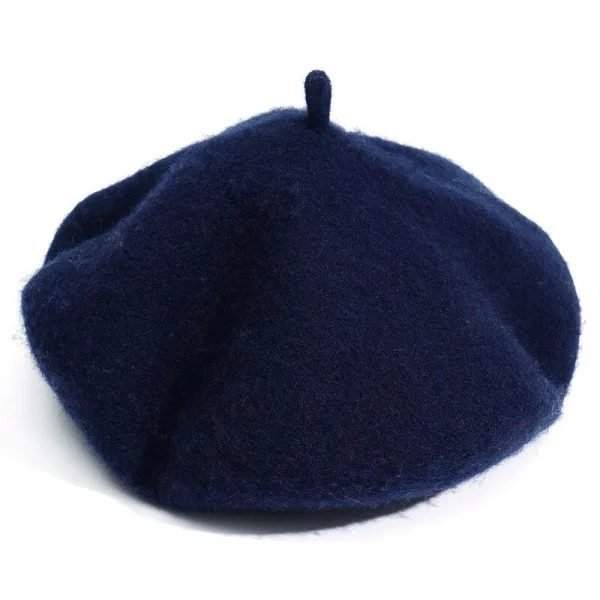 Béret basque bleu marine en laine sur fond blanc