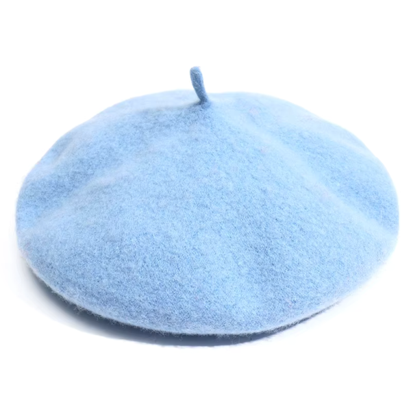 Béret bleu ciel uni en laine, forme ronde avec petite pointe, sur fond blanc